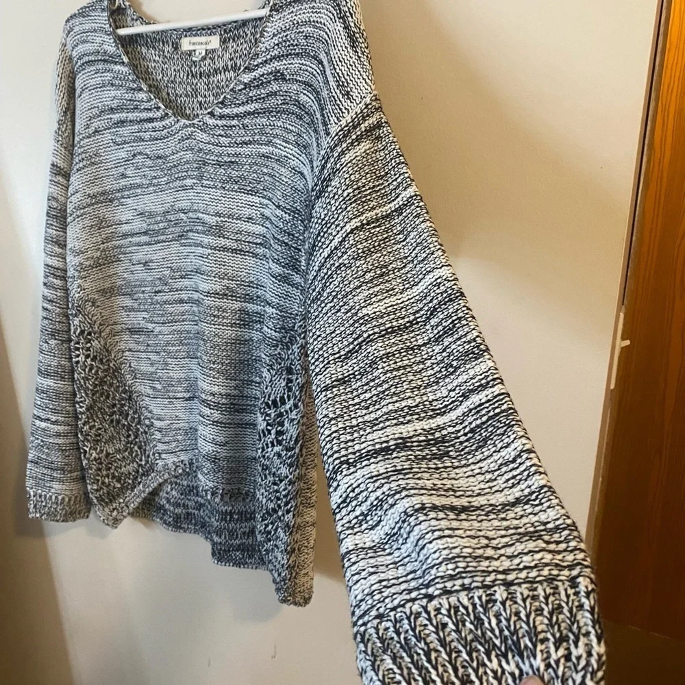 Francesca’s Women's Knit crochet V-Neck Sweater Black White size Medium NWOT - Picture 3 of 10